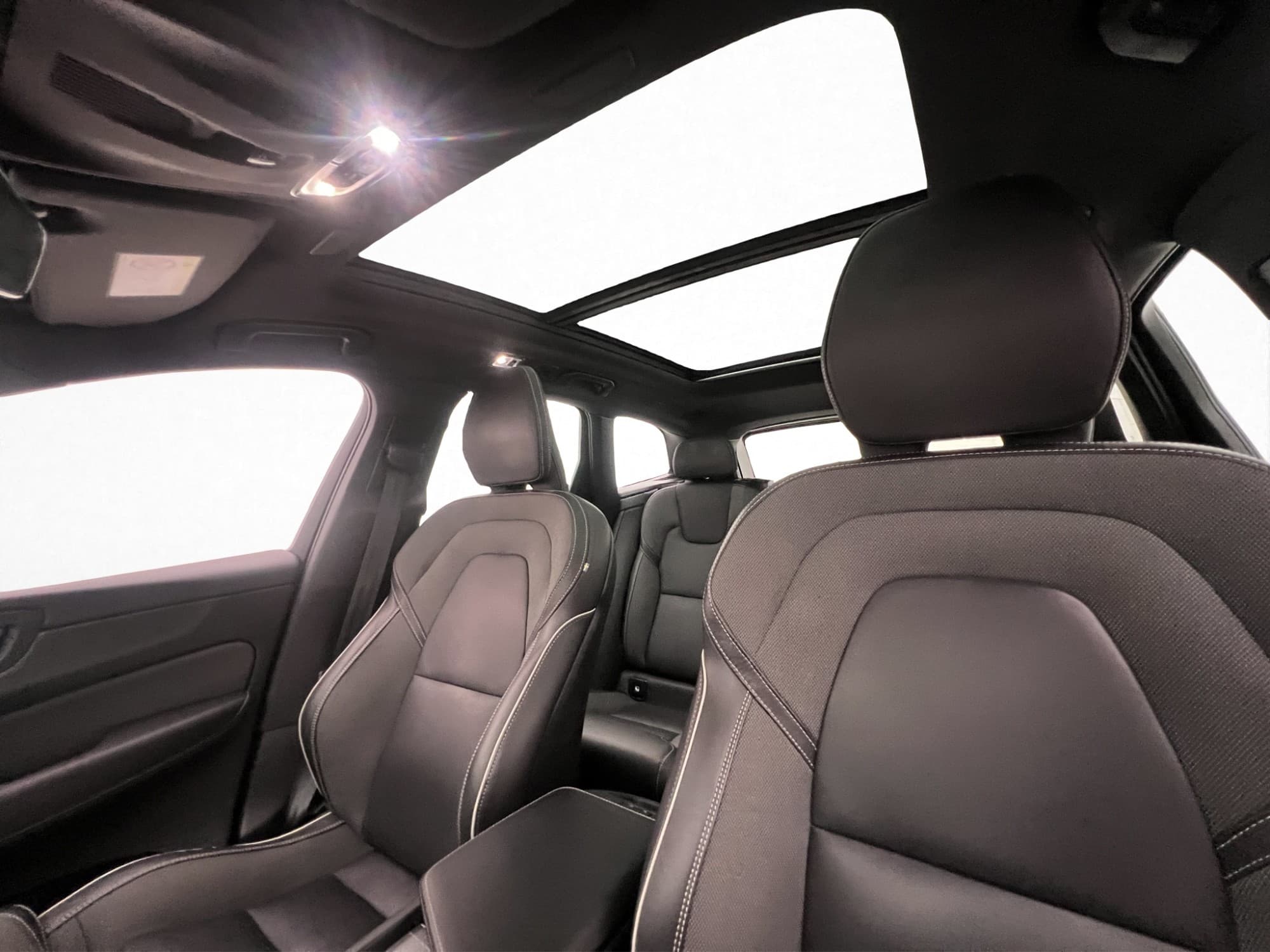 Volvo XC60 T6 340hk AWD R-Design Pano Värm VOC Drag Kamera