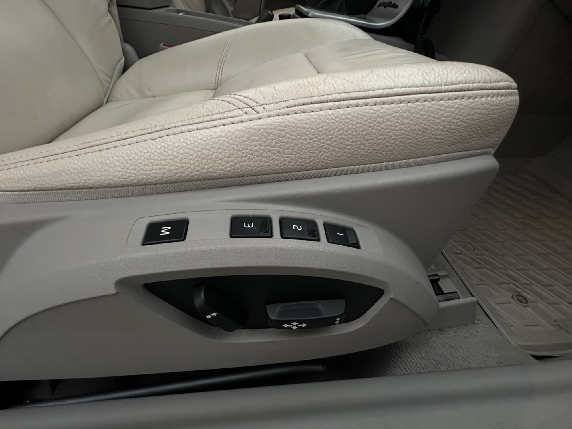 Volvo C70 T5 220hk Summum Skinn Dynaudio Navi Elstolar