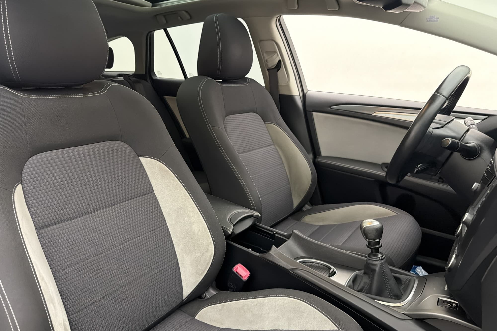 Toyota Avensis Kombi 143hk Active Plus Panorama Navi Kamera