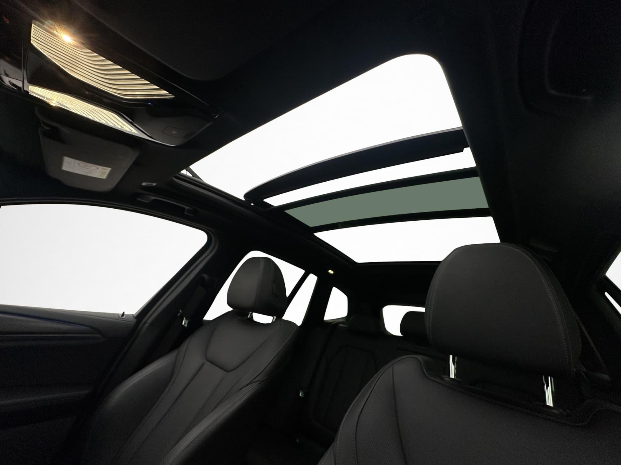 BMW iX3 M Sport MOMS Pano Skinn Kamera MOMS Cockpit Drag