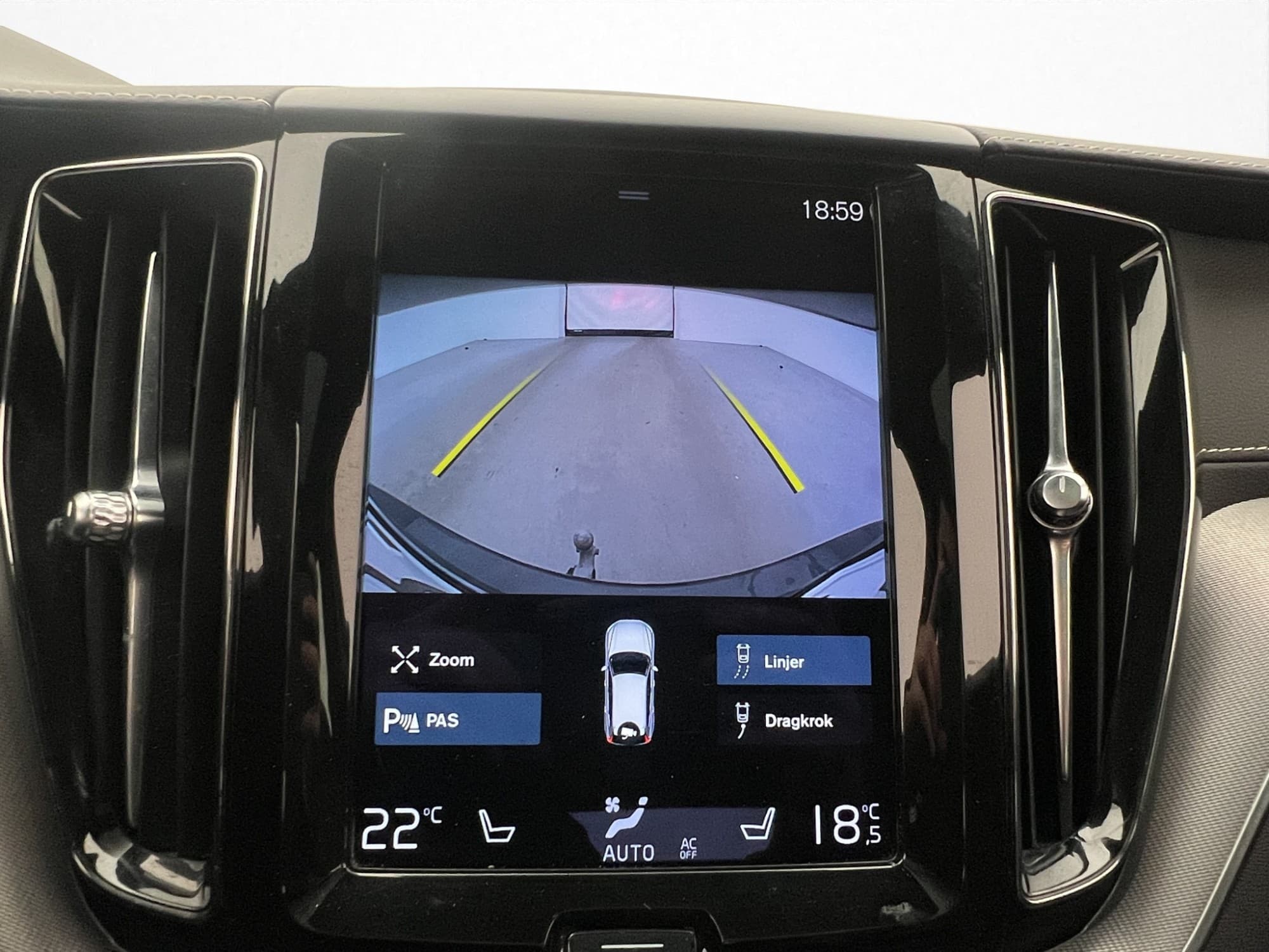 Volvo XC60 T6 340hk AWD R-Design Pano Värm VOC Drag Kamera
