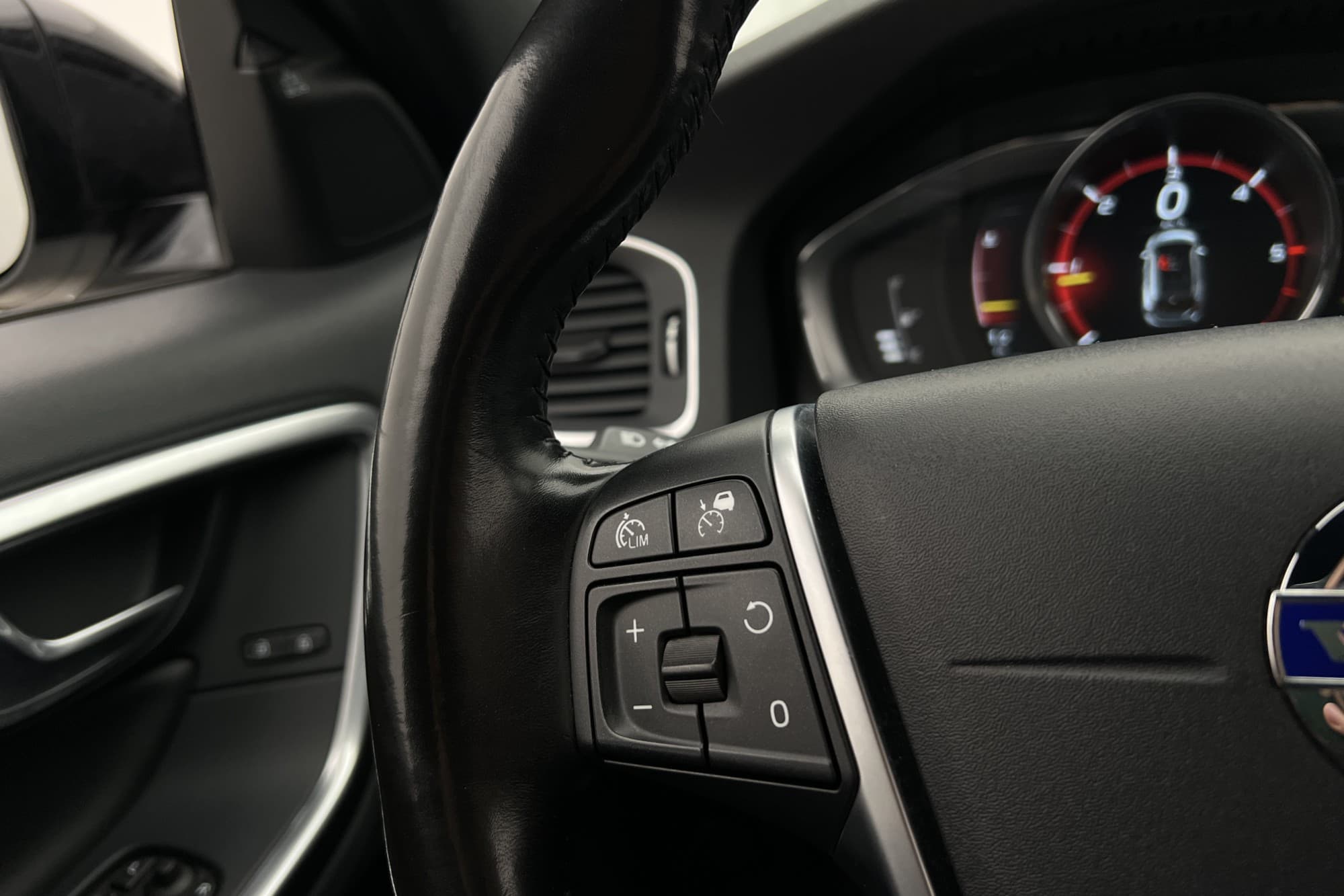 Volvo V60 Cross Country D3 Momentum D-värm Drag Blis Adaptiv