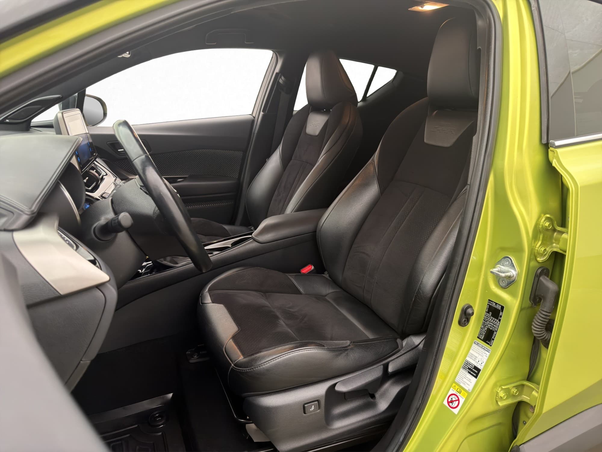 Toyota C-HR Hybrid 122hk Neon Lime Kamera Navi Adaptiv