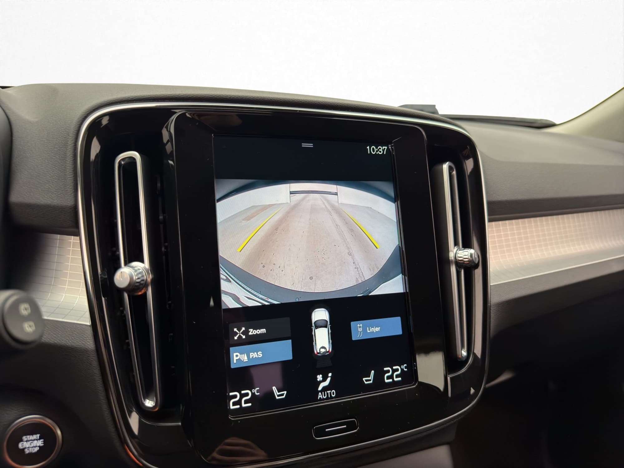 Volvo XC40 T2 129hk Momentum Kamera Värmare VOC Farthållare