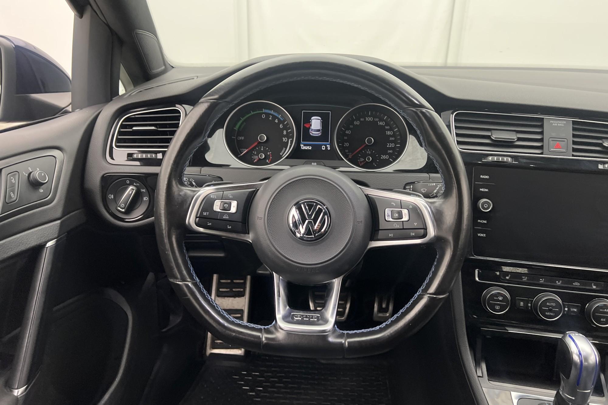 Volkswagen Golf GTE 204hk P-Värmare Kamera CarPlay Drag