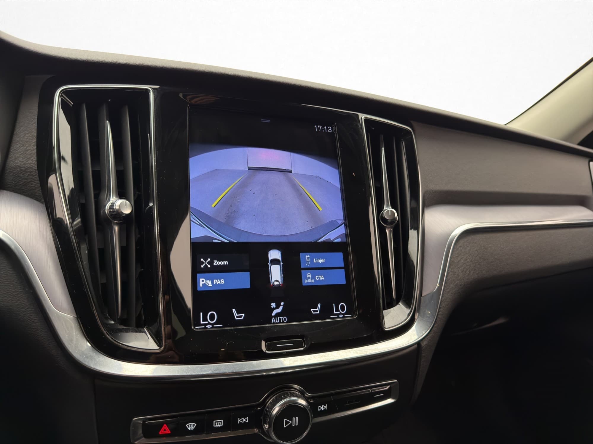Volvo V60 D4 AWD 190hk Momentum VOC Värmare CarPlay Navi