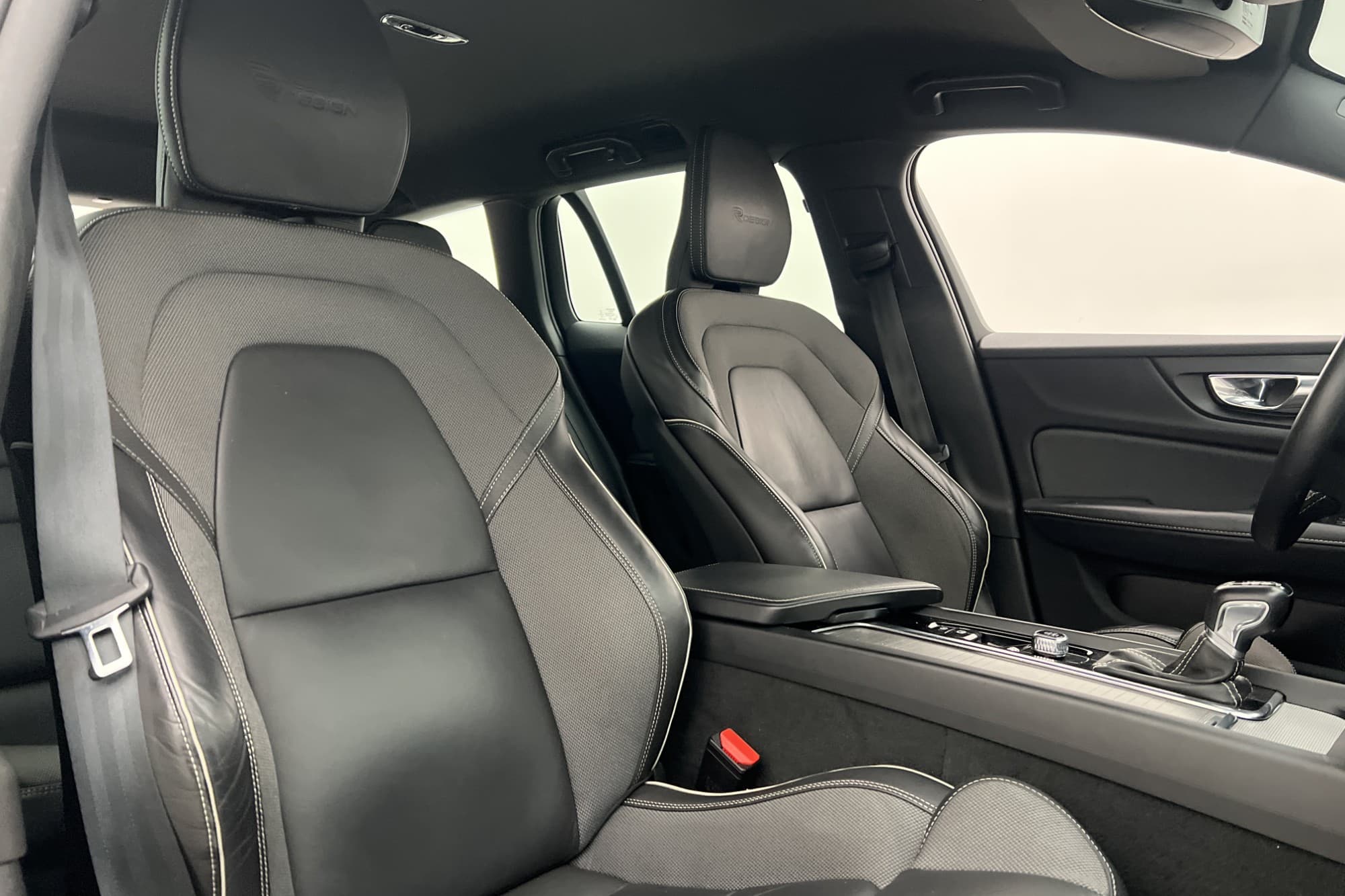 Volvo V60 D3 150hk R-Design D-Värm CarPlay Rattvärme Keyless