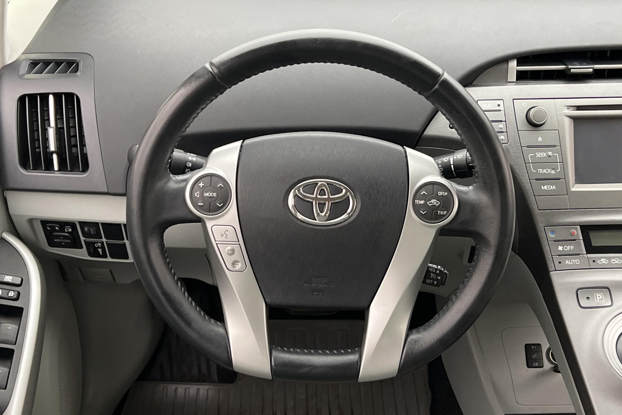 Toyota Prius Plug-in 1.8 136hk Värmare Kamera Navi