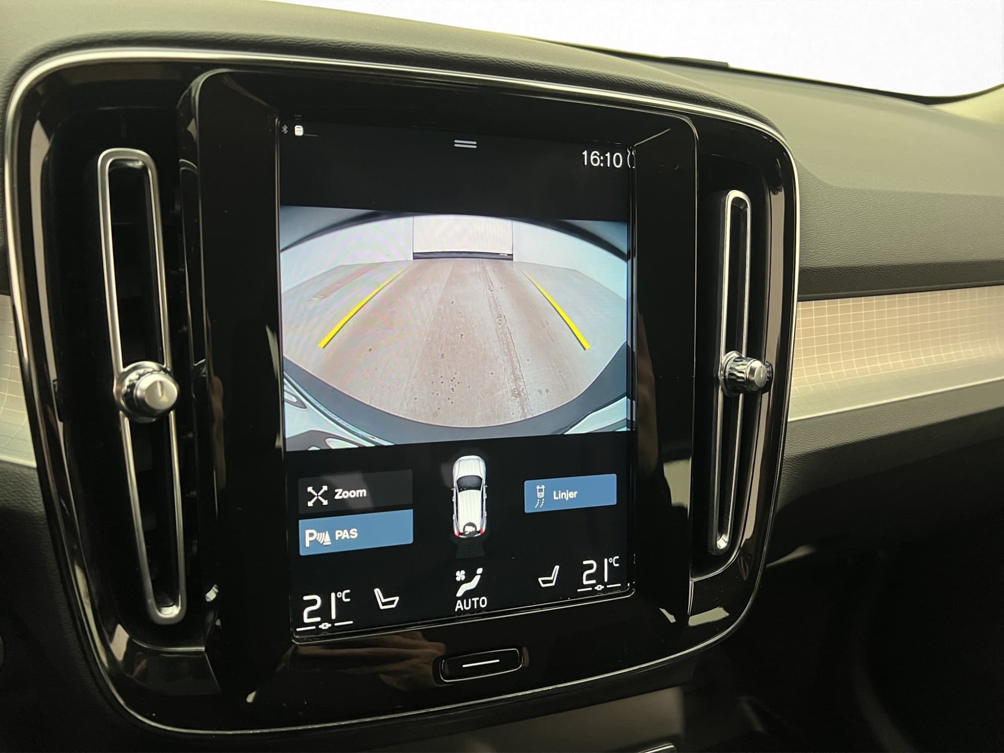 Volvo XC40 T2 129hk Momentum Värmare Kamera CarPlay Navi