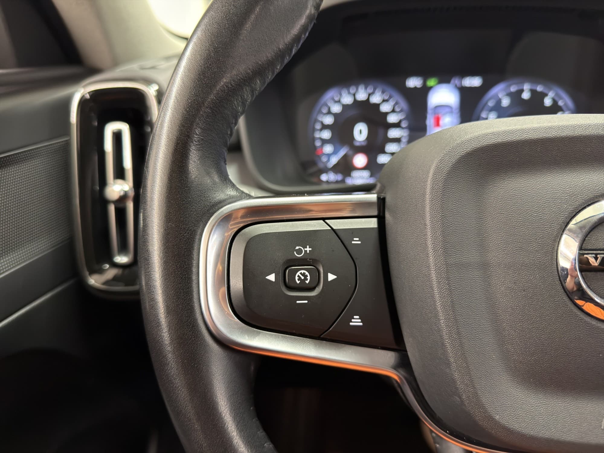 Volvo XC40 T2 129hk Momentum Kamera Värmare VOC Farthållare