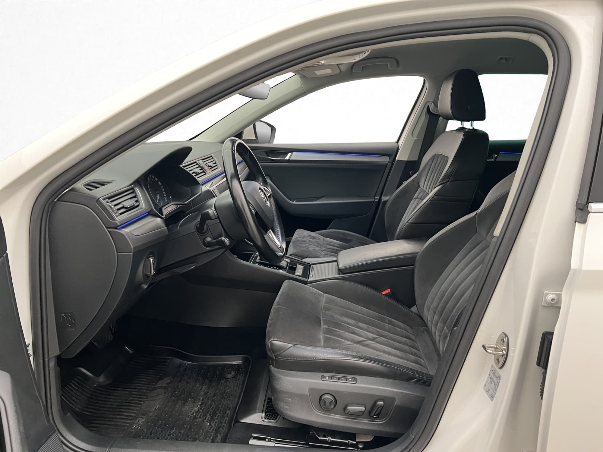 Skoda Superb 2.0 TDI 4X4 190hk Kamera Drag Canton Värmare