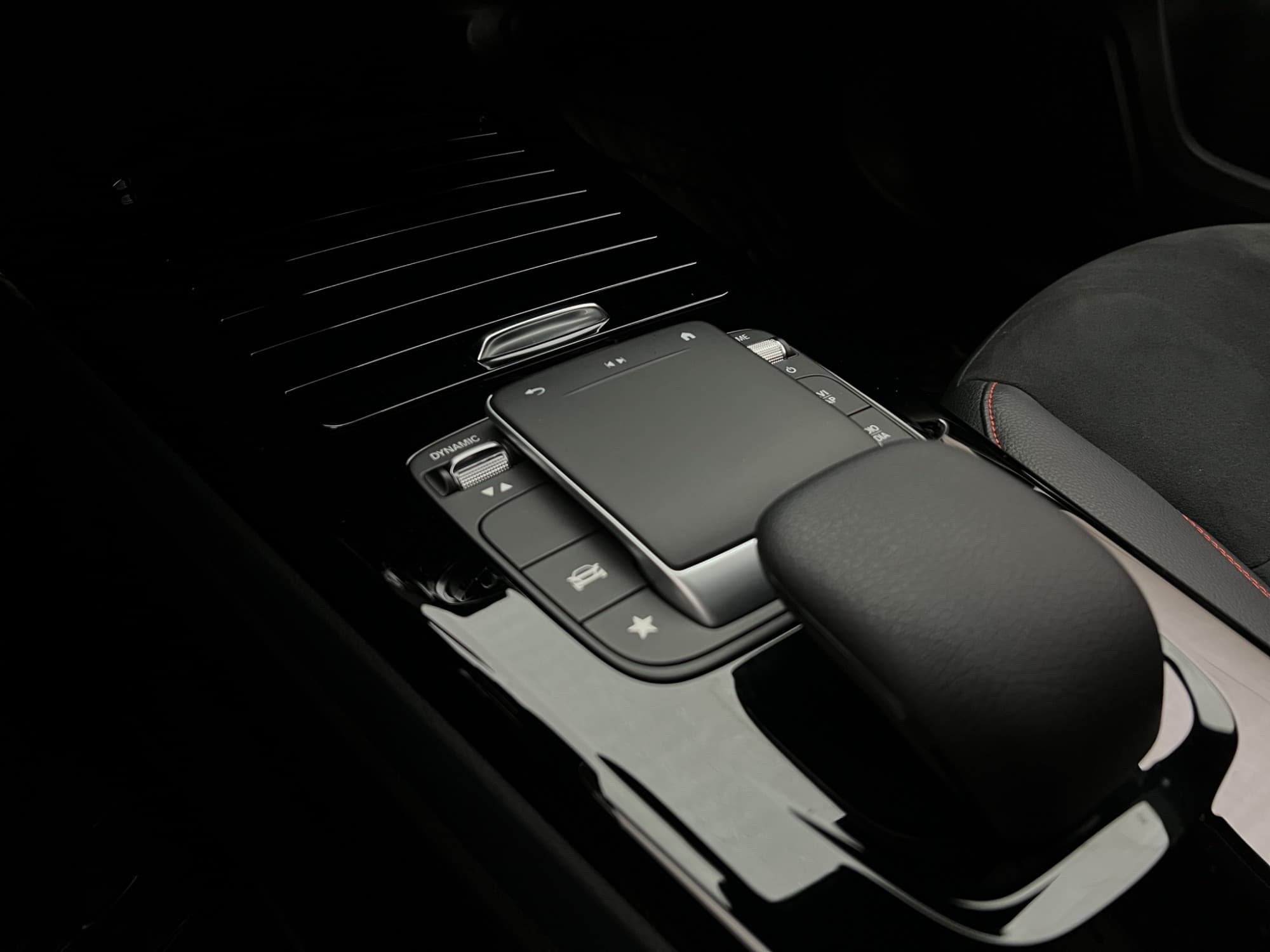 Mercedes-Benz A 250 e AMG Wide Kamera Sportstolar CarPlay