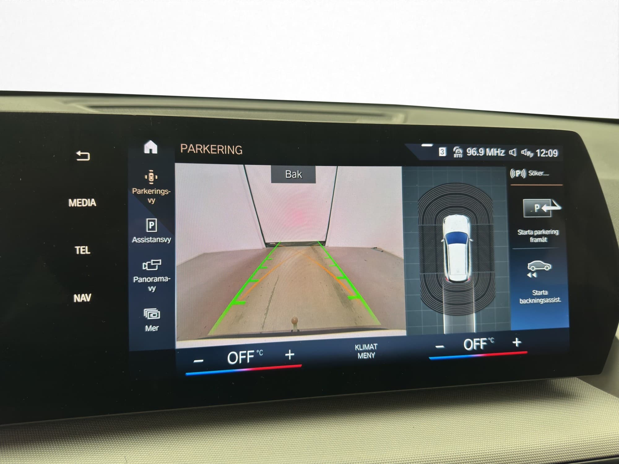 BMW iX1 xDrive30 Dragkrok Kamera Widescreen CarPlay MOMS