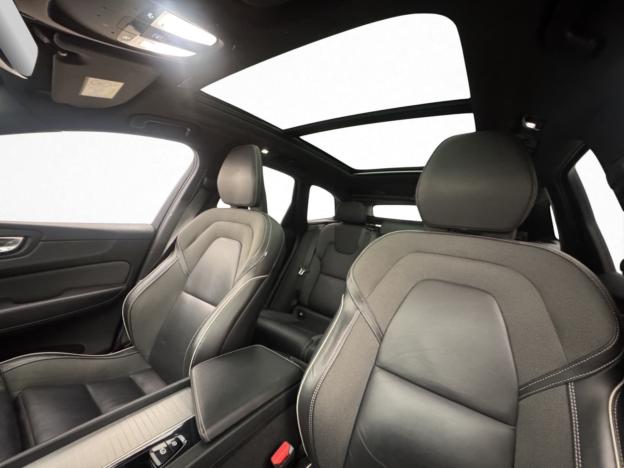 Volvo XC60 T6 350hk AWD Ultimate Dark Pano Värmare 360º H/K