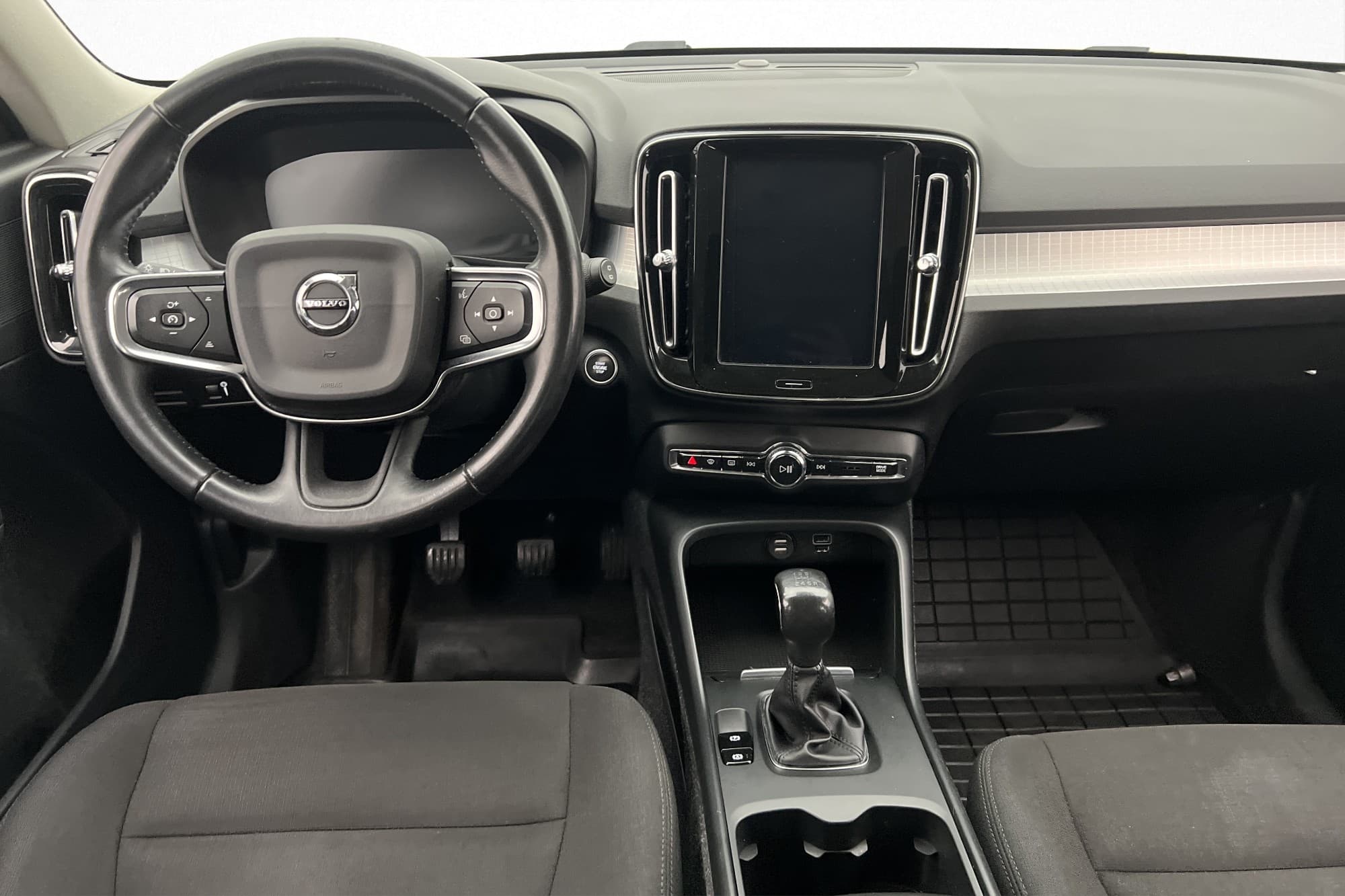 Volvo XC40 T3 156hk Momentum P-Sensorer CarPlay Farthållare