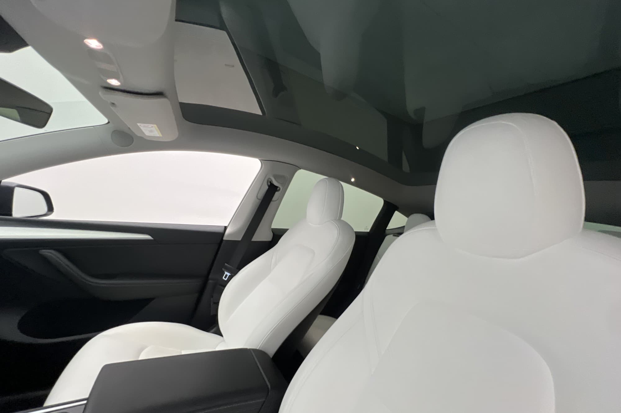 Tesla Model Y Long Range AWD Uppgraderad AP Ljus interiör