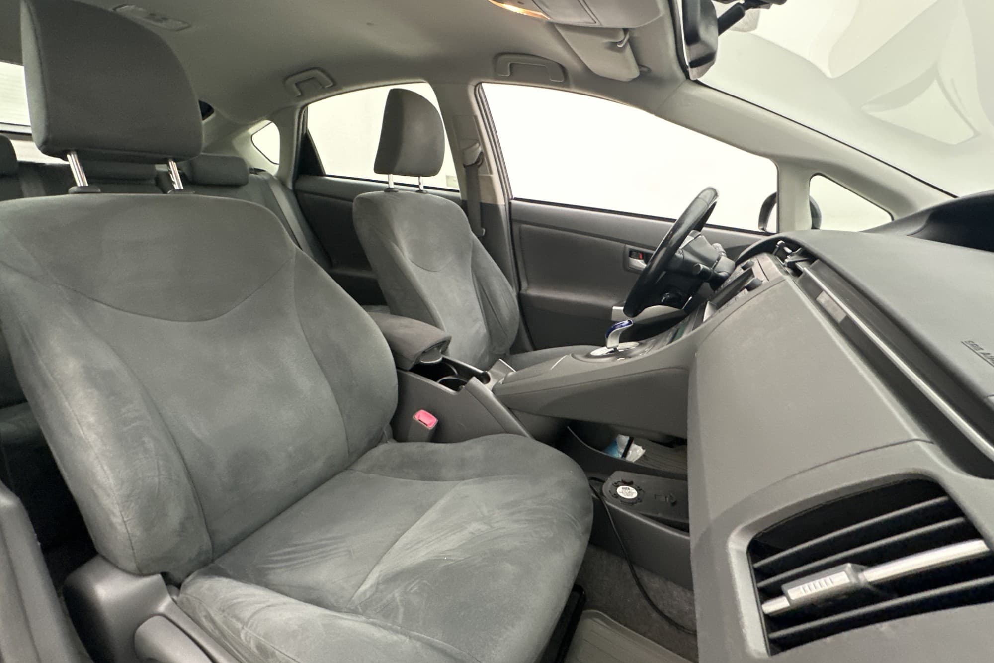 Toyota Prius Hybrid CVT 136hk HUD Värmare Kamera Navi