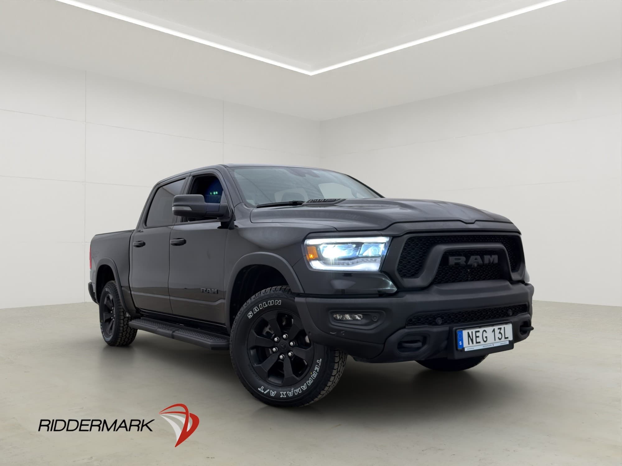 Dodge RAM 1500 Rebel Night 5.7 Cockpit Luft Pano HUD Moms