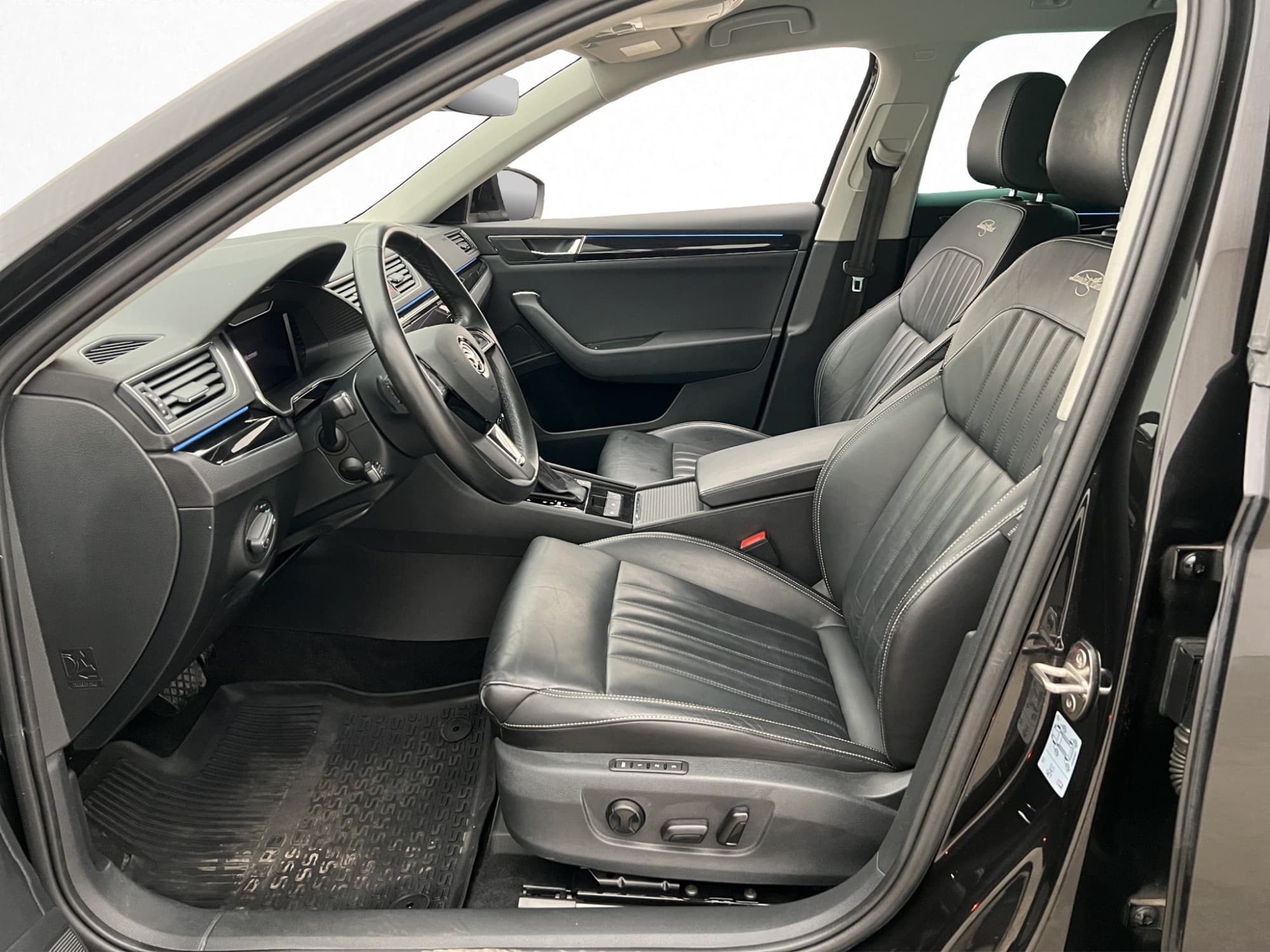 Skoda Superb TSI L&K Cockpit P-Värmare Kamera Navi Drag