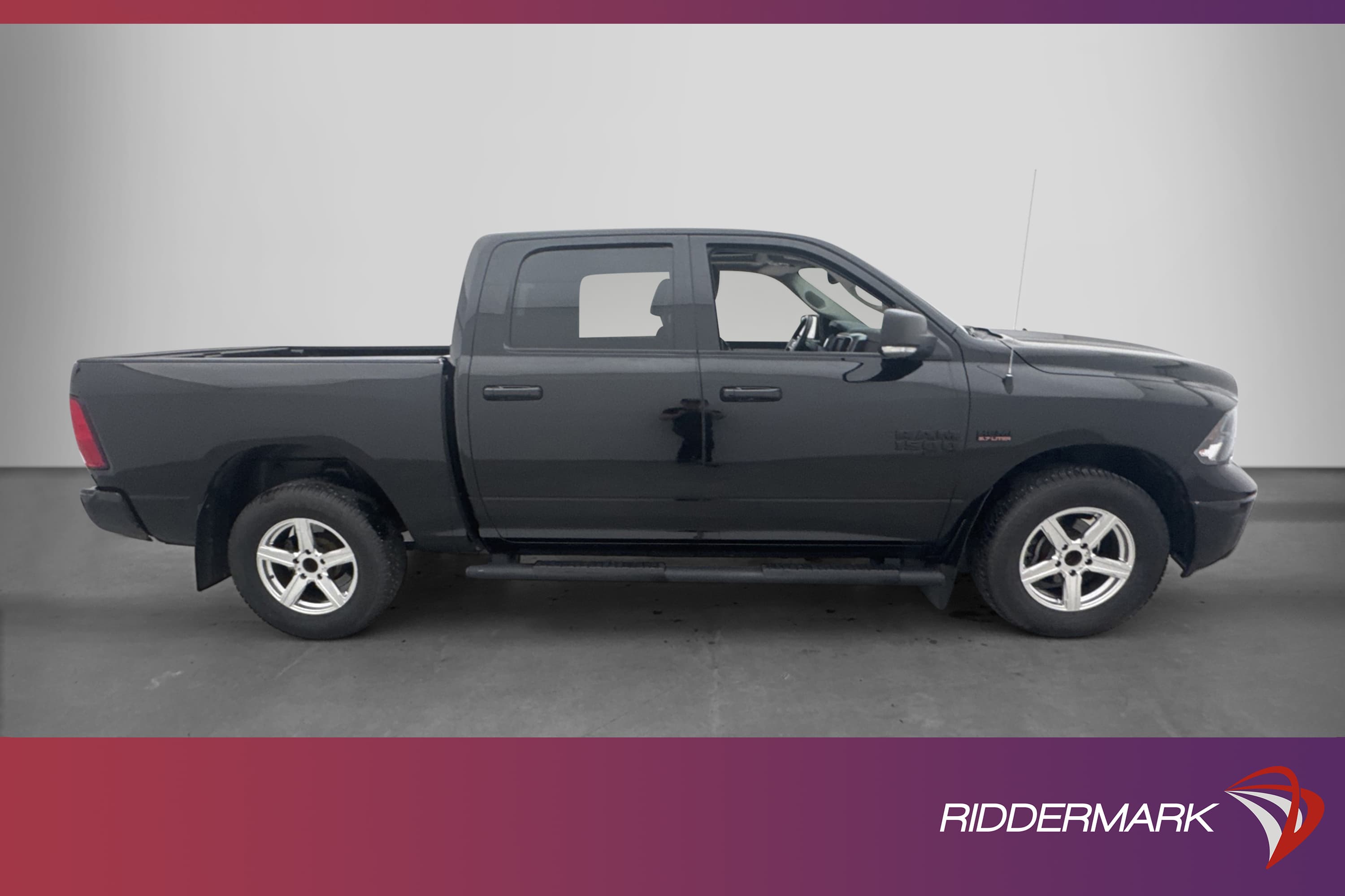 Dodge RAM Classic Night V8 4x4 Dragkrok Alpine Taklucka Moms