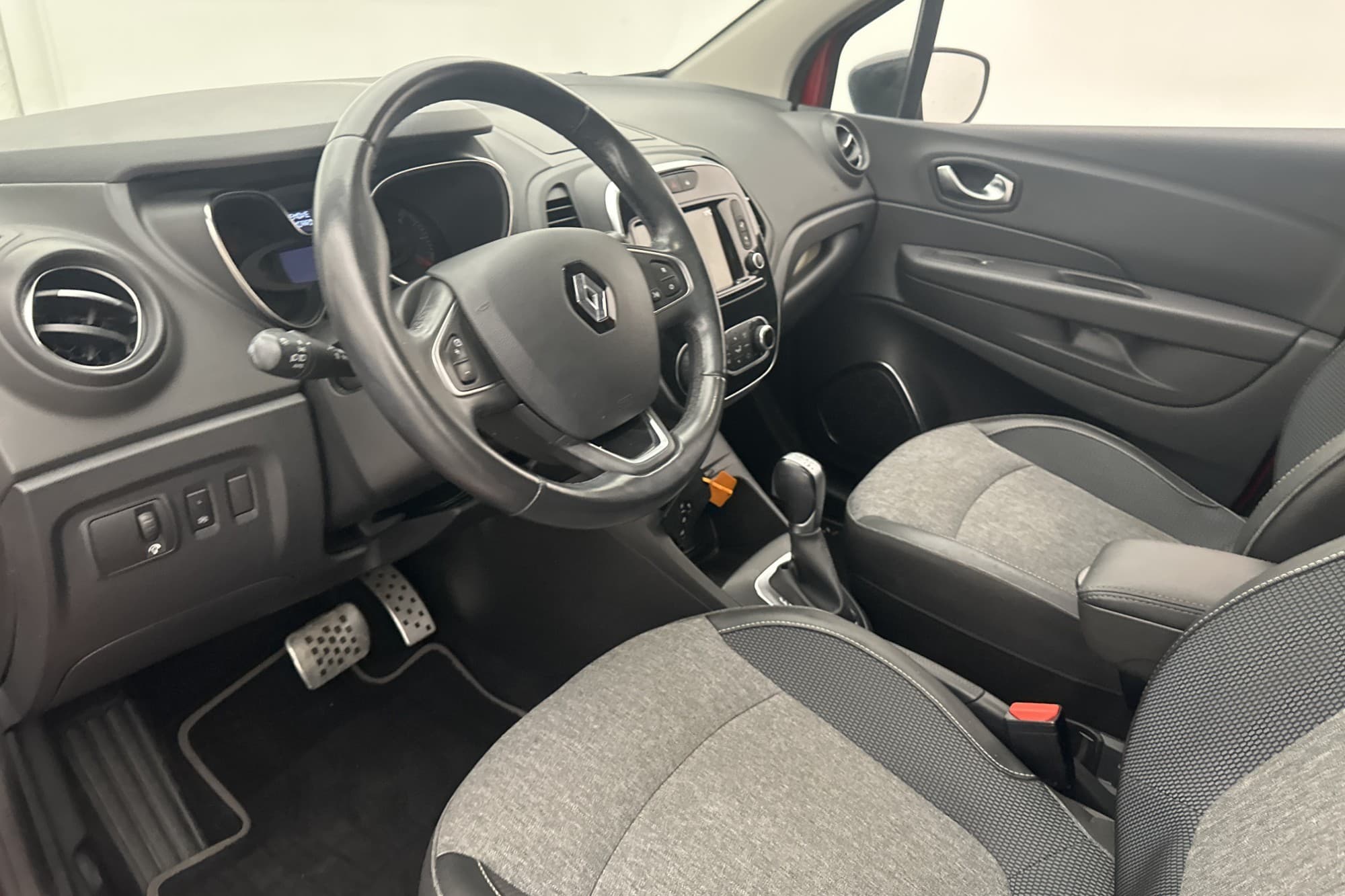 Renault Captur 1.2 TCe 118hk Kamera Navi Halvskinn Låg-Skatt