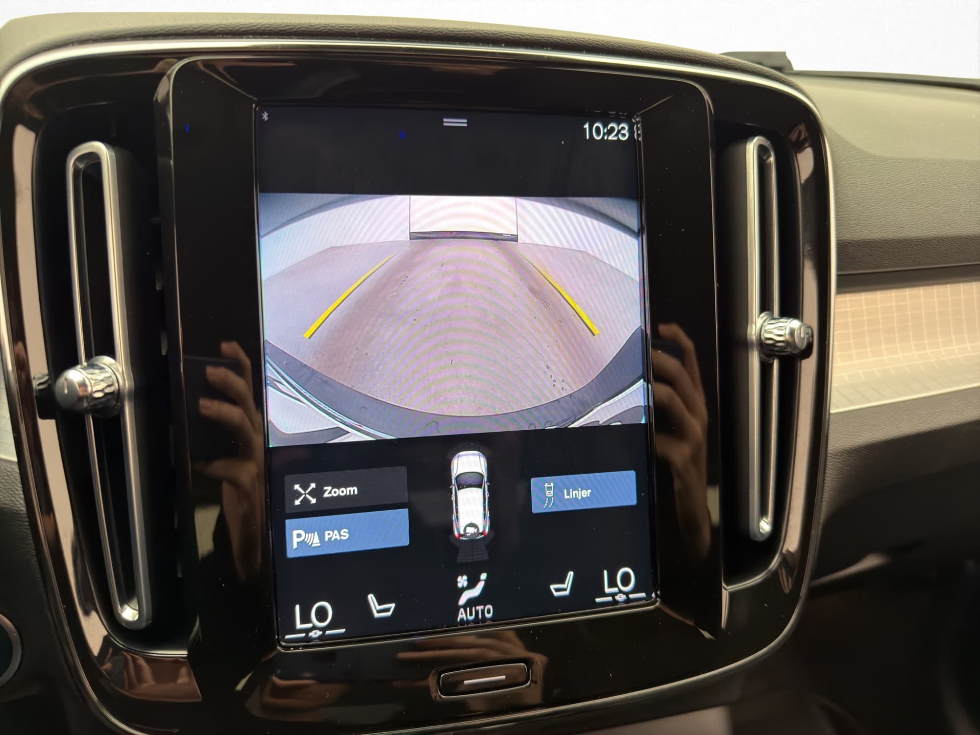 Volvo XC40 B4 AWD Momentum VOC Kamera P-Värm Navi Carplay