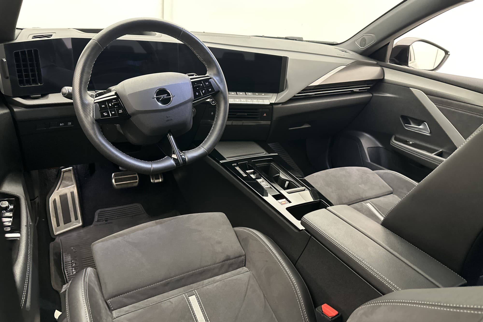 Opel Astra GSe Plug-in 225hk HUD 360° CarPlay Navi MOMS
