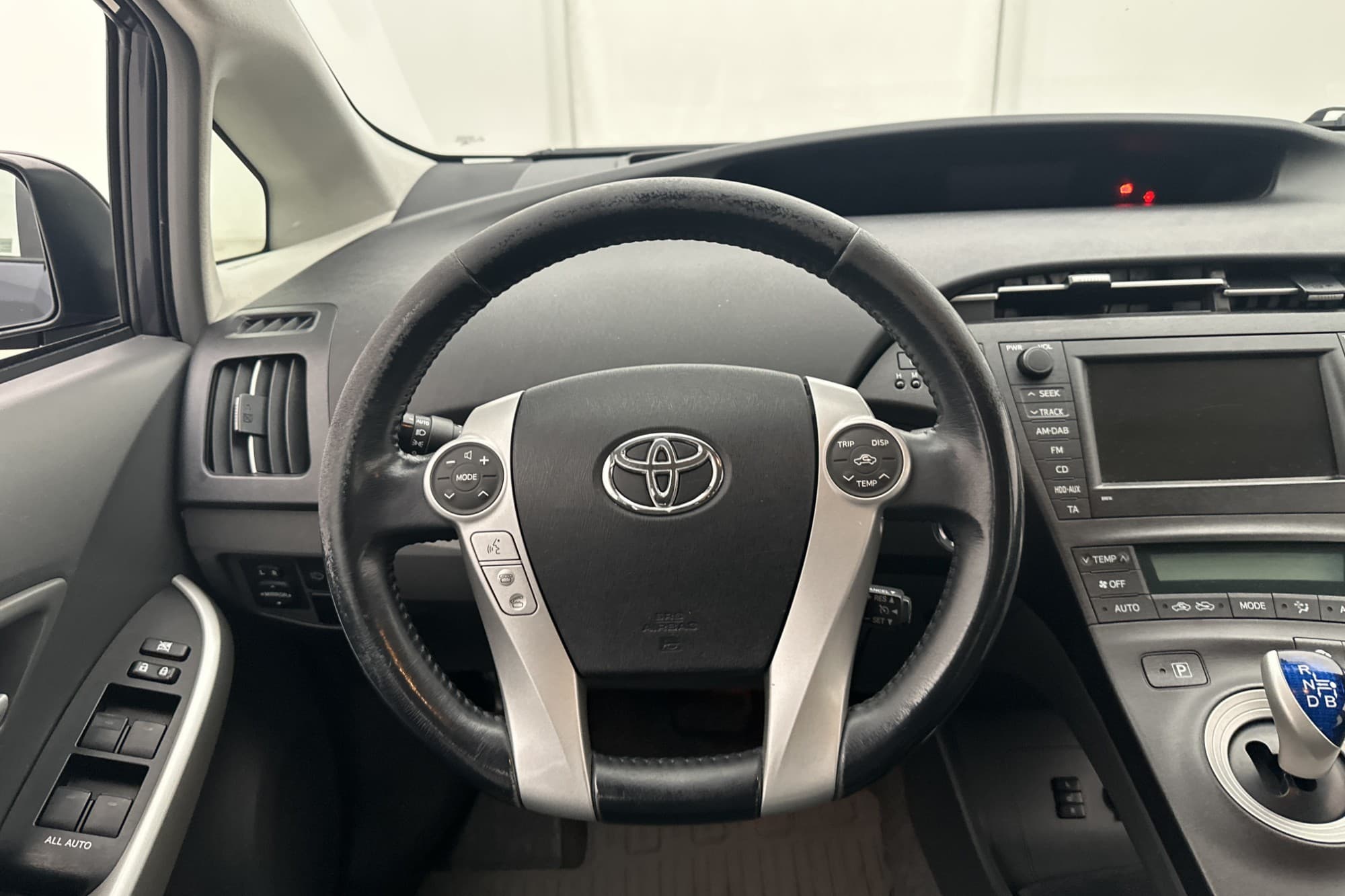 Toyota Prius Hybrid CVT 136hk HUD Värmare Kamera Navi