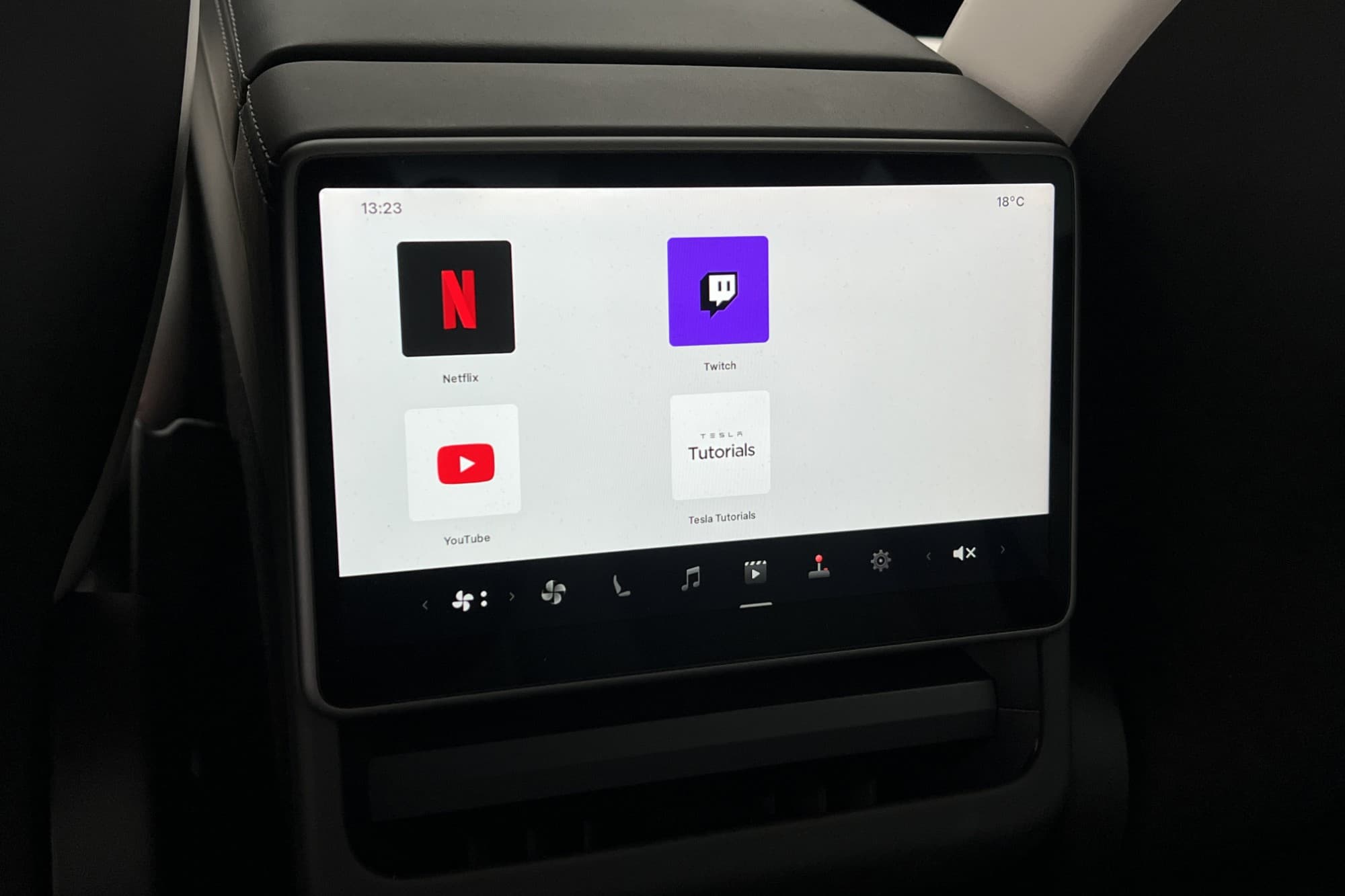 Tesla Model 3 Long Range AWD AP Ljus interiör Sv.Såld MOMS